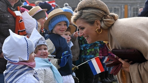 Königin Maxima unterhält sich 2017 mit Kindern in holländischer Tracht.