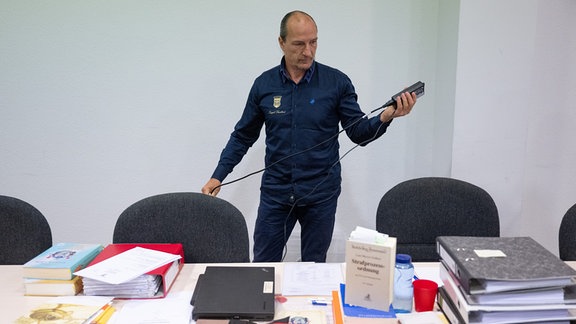 „Reichsbürger“-Aktivist Peter Fitzek bereitet sich in einem Saal des Landgerichts Dessau auf den Beginn der Verhandlung vor.