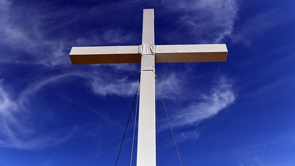 Ein großes Kreuz steht in Lutherstadt Wittenberg