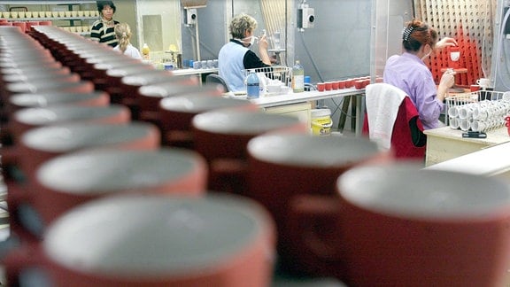 Mitarbeiterinnen sind in der Farbabteilung der Annaburger Porzellan GmbH in Annaburg (Landkreis Wittenberg) mit dem Besprühen von Porzellanteilen beschäftigt.