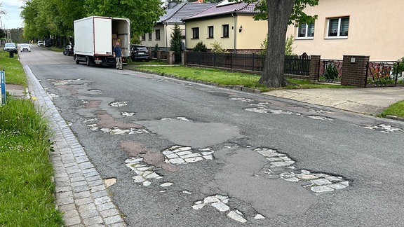 Eine löchrige Straße in Bad Schmiedeberg