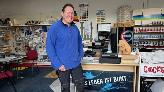 Hans-Henryk Mohr in seinem Geschäft für Malerbedarf und Bodenbeläge