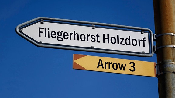 Wegweiser zum Fliegerhorst Holzdorf und Arrow 3