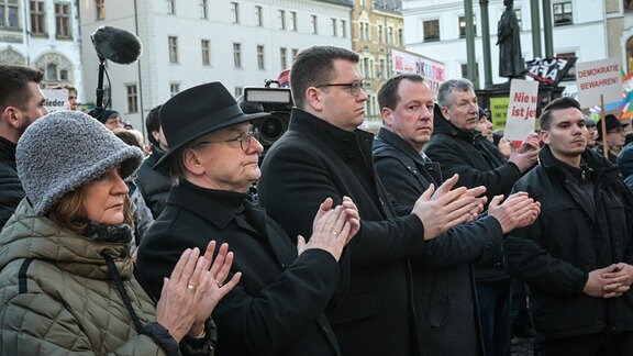 Reiner Haseloff (2.v.l., CDU), Ministerpräsident des Landes Sachsen-Anhalt, nimmt an der Kundgebung gegen Rechts in Wittenberg teil.