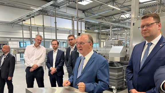 Zusammen mit Landrat Christian Tylsch eröffnete Ministerpräsident Haseloff die Produktion in Jessen.