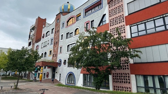 Hundertwasserschule Wittenberg von außen.