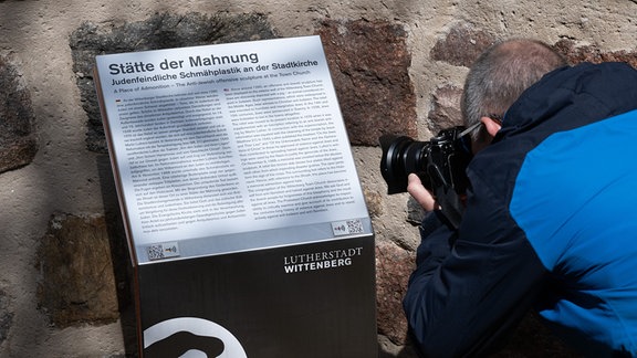 Ein neuer Text ist auf einer Infotafel unterhalb der als „Judensau“ bezeichneten Schmähplastik an der Stadtkirche Wittenberg zu sehen. 