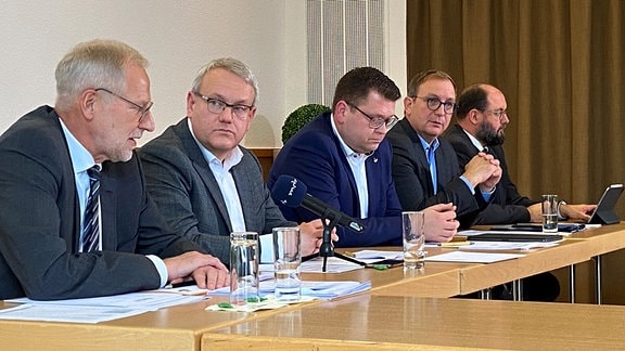 Die Landräte Hans-Lothar Theel (Altmarkkreis Salzwedel), Götz Ulrich (Burgenlandkreis), Christian Tylsch (Wittenberg), Markus Bauer (Salzlandkreis) sowie Alexander Baumbach (Pressesprecher Landkreis Wittenberg)