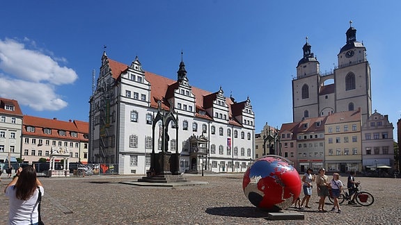 Marktplatz der Lutherstadt Wittenberg mit Altem Rathaus & Stadtkirche