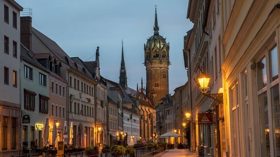 Schlossstraße mit Turm der Schlosskirche, Abendstimmung.