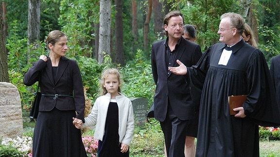 Beerdigung von Rut Brandt auf dem Waldfriedhof Zehlendorf in Berlin am 11.08.2006 Mit : V.re.: Pfarrer Friedrich Schorlemmer mit Matthias, Naima und Sofia Brandt