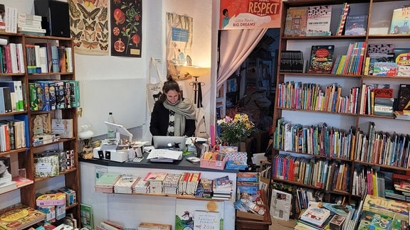 Friederike Brundiers in ihrem Buchladen "Der Esel auf dem Dach"