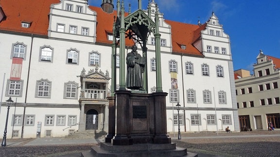 Der Marktplatz in Wittenberg mit dem Luther-Denkmal.