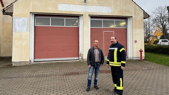 Clemens Zugowski mit einem Ortswehrleiter Robby Leuker vor dem Feuerwehrhaus in Pretzsch