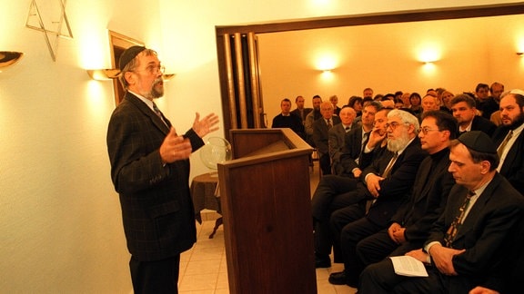 Detlev Haupt hält eine Rede bei einer Gedenkfeier der Jüdischen Gemeinde Halle.