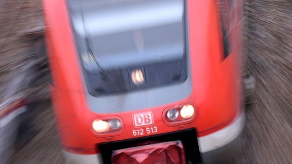 Eine Regionalbahn der Deutschen Bahn verlässt am 10.02.2015 den Bahnhof in Halle (Sachsen-Anhalt).