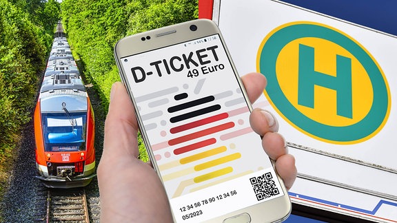Hand hält ein Smartphone mit D-Ticket vor einer Regionalbahn und einem Bushaltestellenschild