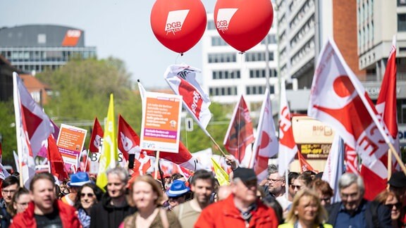 Luftballons mit DBB-Logo schweben über der Demonstration. Am Tag der Arbeit findet eine Demonstration des Deutschen Gewerkschaftsbundes (DGB) unter dem Motto «Ungebrochen solidarisch» statt.