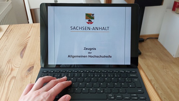 Abizeugnis aus Sachsen-Anhalt auf einem Laptop-Bildschirm