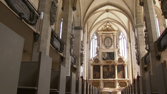 Kirchenbänke und Altar im halleschen Dom.
