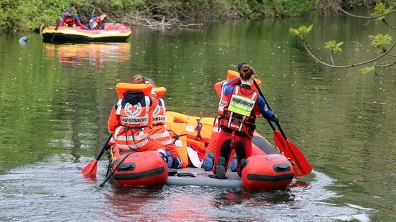 Teilnehmer der Meisterschaften im Rettungsschwimmen der DRK-Wasserwacht fahren mit einem Boot auf der Saale und müssen nach einem angenommenen Unfall Verletzte versorgen. 