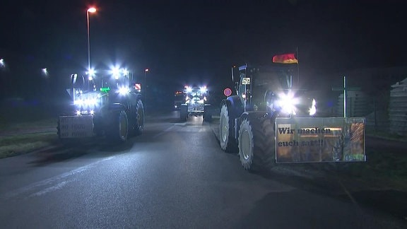 Traktoren im Dunkeln vor einem Edeka-Gebäude