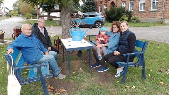 Menschen sitzen an einem Tisch