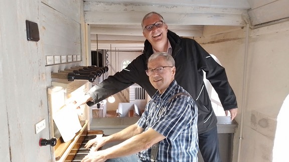 Zwei Männer an einer Orgel