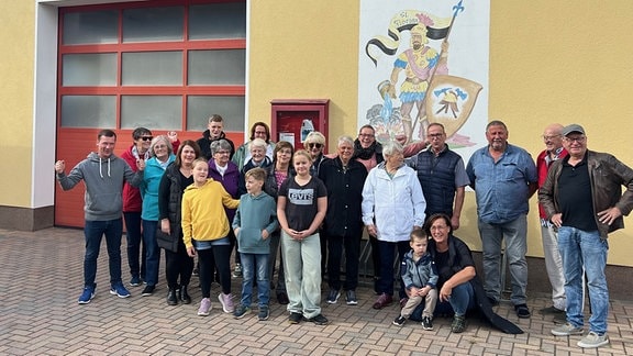 Gruppenfoto vor der Ausfahrt der Freiwilligen Feuerwehr Schmilkendorf