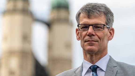 Egbert Geier vor der Marktkirche in Halle