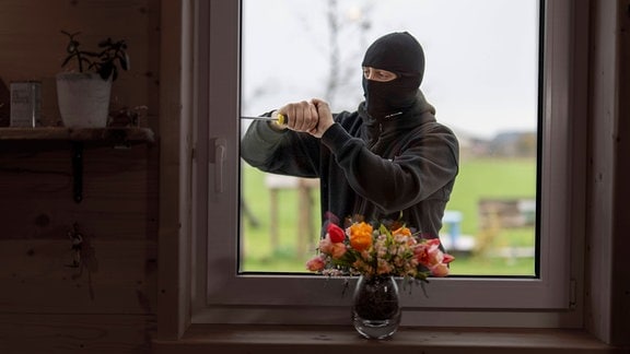 Einbrecher am Fenster