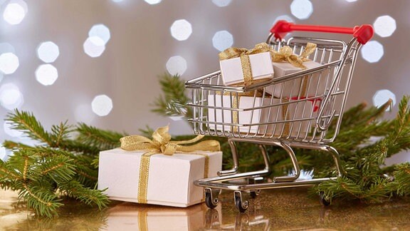 Symbolbild Weihnachseinkäufe - Einkaufswagen mit Geschenken