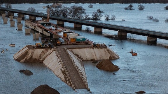 Das Elbehochwasser hat die Baustelle der A14-Brücke überflutet.