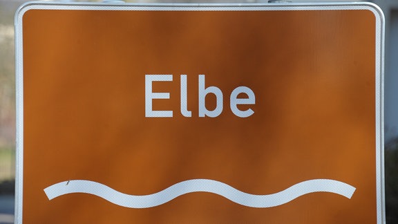 Braunes Straßenschild mit Aufschrift "Elbe"