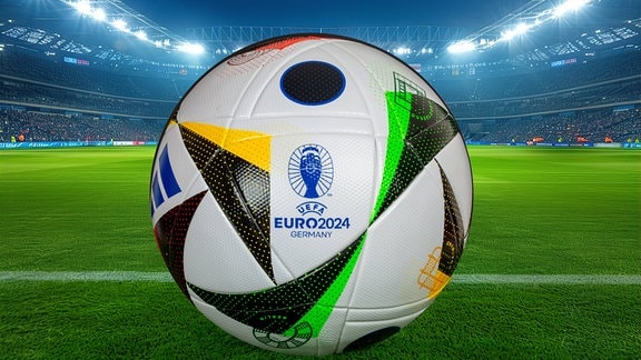 Nahaufnahme vom offiziellen Spielball der Fußball-Europameisterschaft 2024 in Deutschland vor dem Hintergrund einer Fußballarena