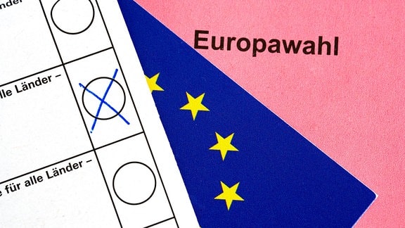 Wahlunterlagen für die Europawahl 2024 mit einem Wahlkreuz und der Flagge der Europäischen Union