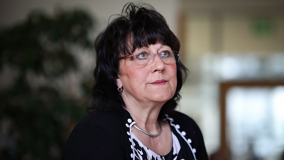 Sachsen-Anhalts Bildungsministerin Eva Feußner (CDU) am Rande der Landtagssitzung. 