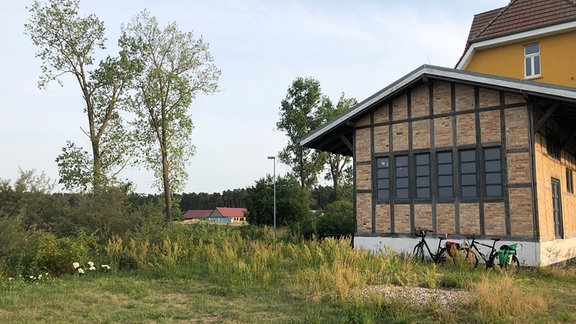 Das renovierte Bahnhofsgebäude von Harpe. Davor parken zwei Fahrräder.