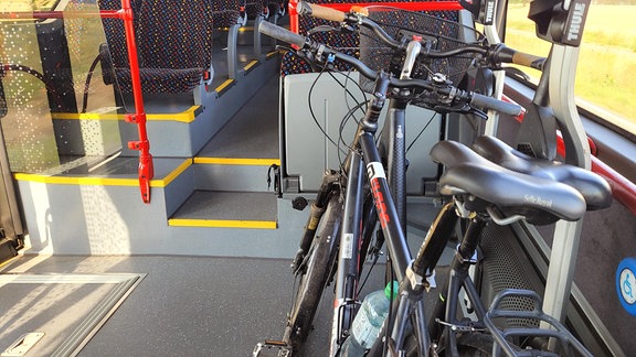 Zwei Fahrräder stehen in einem Bus