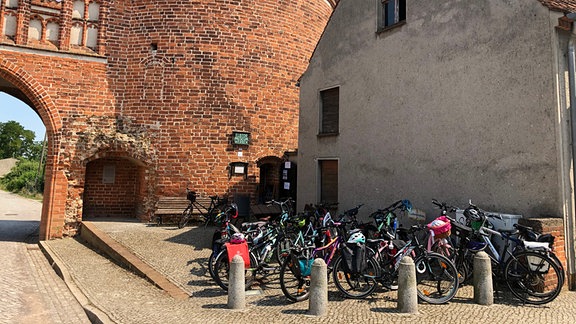Fahrräder parken vor dem Elbtor von Havelberg.