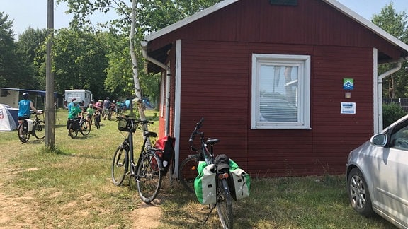 Fahrräder kommen auf dem Campingplatz von Werben an.