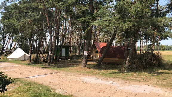 Kleine, einfache Hütten auf dem Campingplatz von Werben.