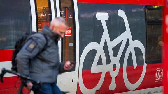 Ein Fahrrad-Piktogramm ist am Waggon eines Regionalzuges am Hauptbahnhof angebracht.