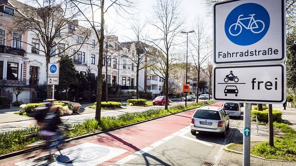 Das Schild einer Fahrradstraße, bei der der Pkw-Verkehr freigegeben ist. 