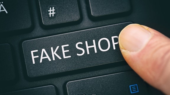 Eine Computertaste mit der Aufschrift Fake Shop.