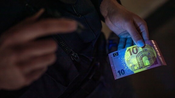 UV-Lampe leuchtet auf einen 10-Euro-Schein