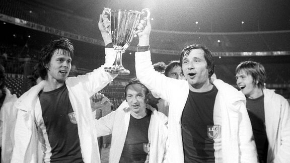 Jürgen Sparwasser und Manfred Zapf mit dem Europapokal
