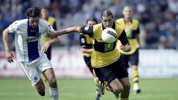 Diego Fernando Klimowicz (BVB, re.) gegen Christian Prest (Magdeburg);