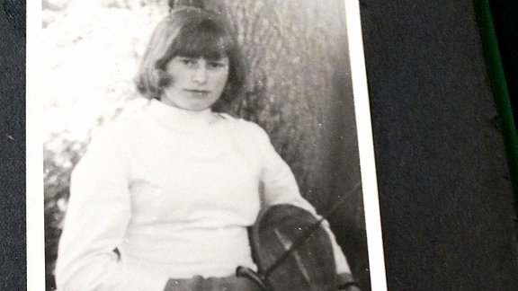 Ein schwarz-weißes Bild einer Fechterin in einem Fotoalbum