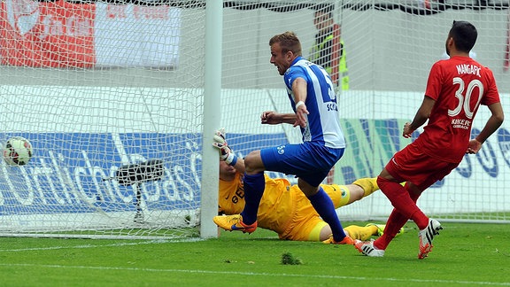 Torschütze Felix Schiller (1.FC Magdeburg), Daniel Endres (Offenbacher Kickers), Denis Mangafic (Offenbacher Kickers)